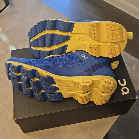 On Running Women's Shoes (Women Sz 8) - Picture 2 of 4